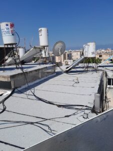 איטום ביריעות ביטומניות של בניין מגורים בחלון
